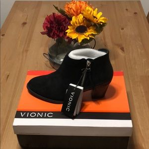Vionic Upright Anne Black Snake Ankle Boots NWT